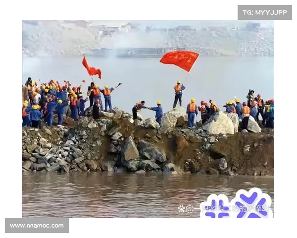 洞庭湖决堤突发,村民夜以继日搬冰箱守堤,多方救援力量驰援现场 洞庭湖决堤突发,村民夜以继日搬冰箱守堤,多方救援力量驰援现场